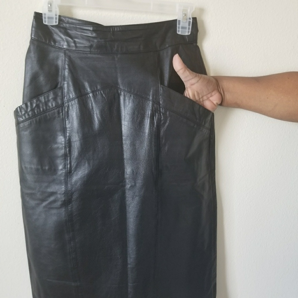 Toff's Genuine Leather black/lined skirt.